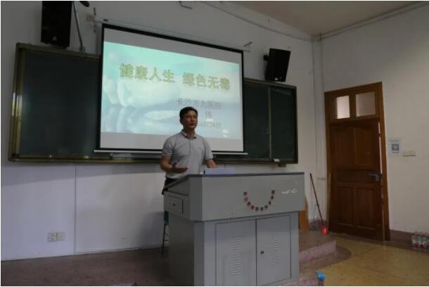 ������������ɫ�޶���������������У԰