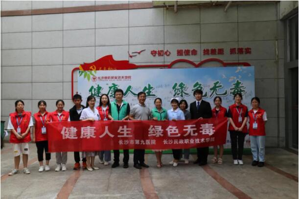 ������������ɫ�޶���������������У԰