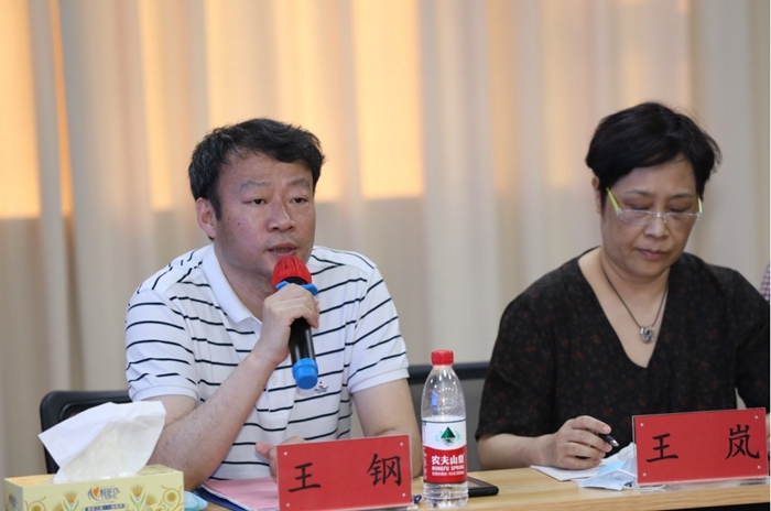 �������������;��������������ĸ���������һ�е�͵����
����ָ��