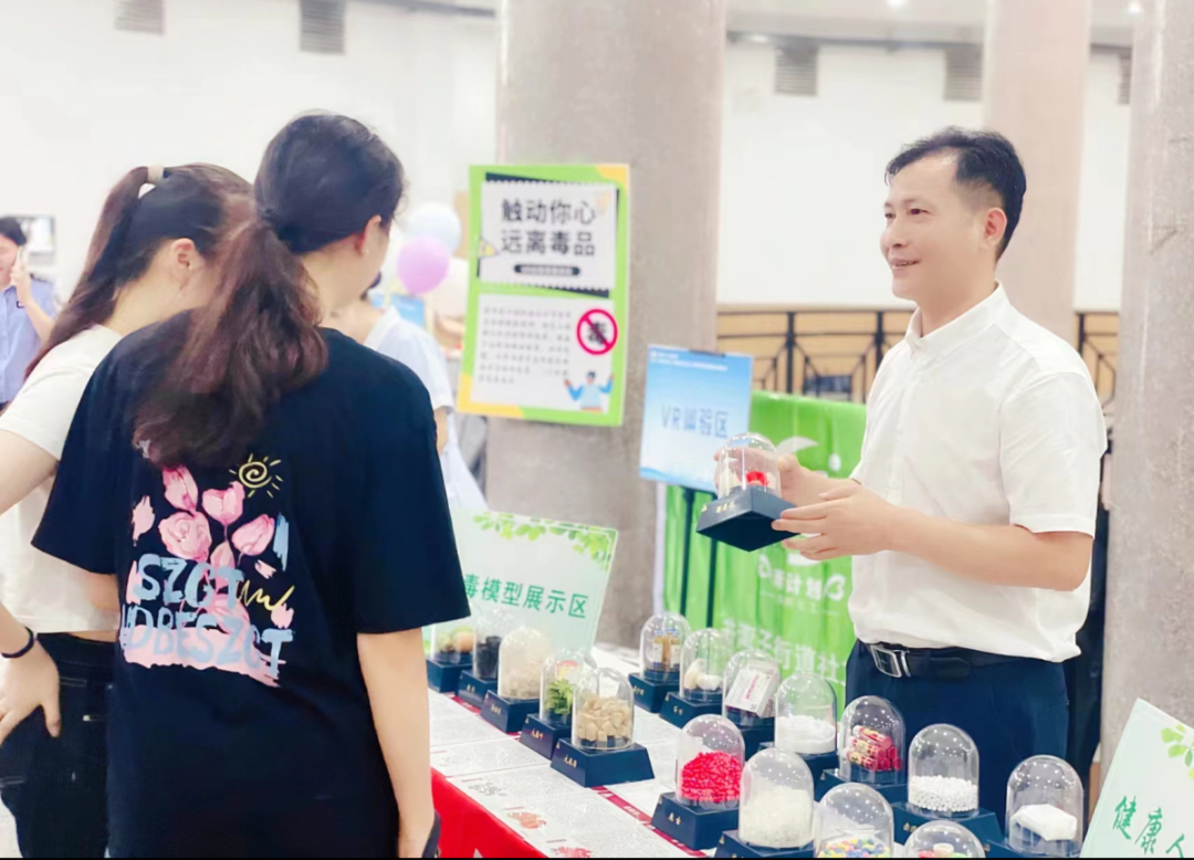 �������� ��ɫ�޶�����͵����
��չ���������������