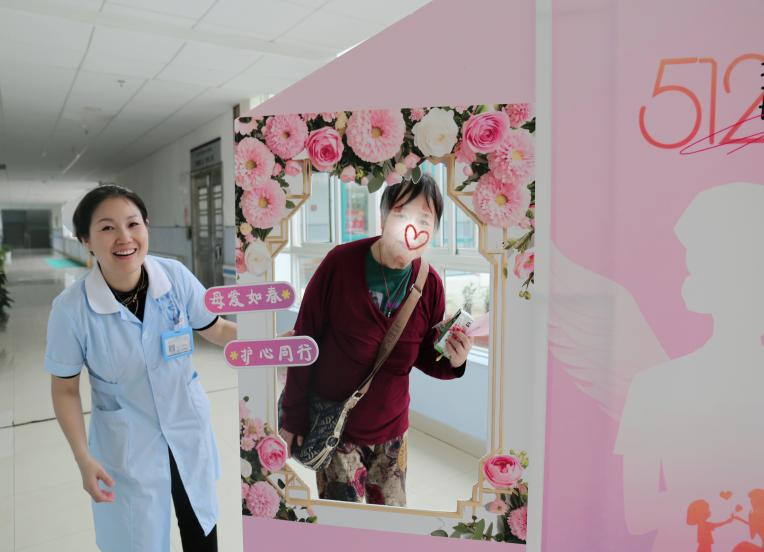 ����ĸ�׽ڡ����ˡ���ʿ�ڡ��� ĸ���紺 ����ͬ��