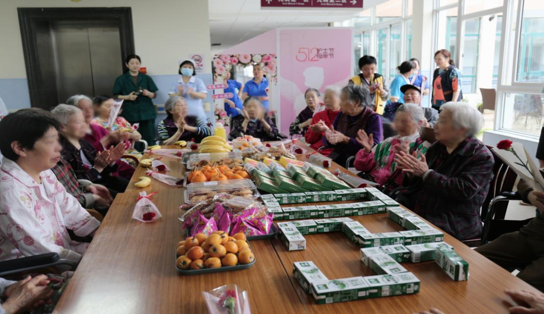 ����ĸ�׽ڡ����ˡ���ʿ�ڡ��� ĸ���紺 ����ͬ��