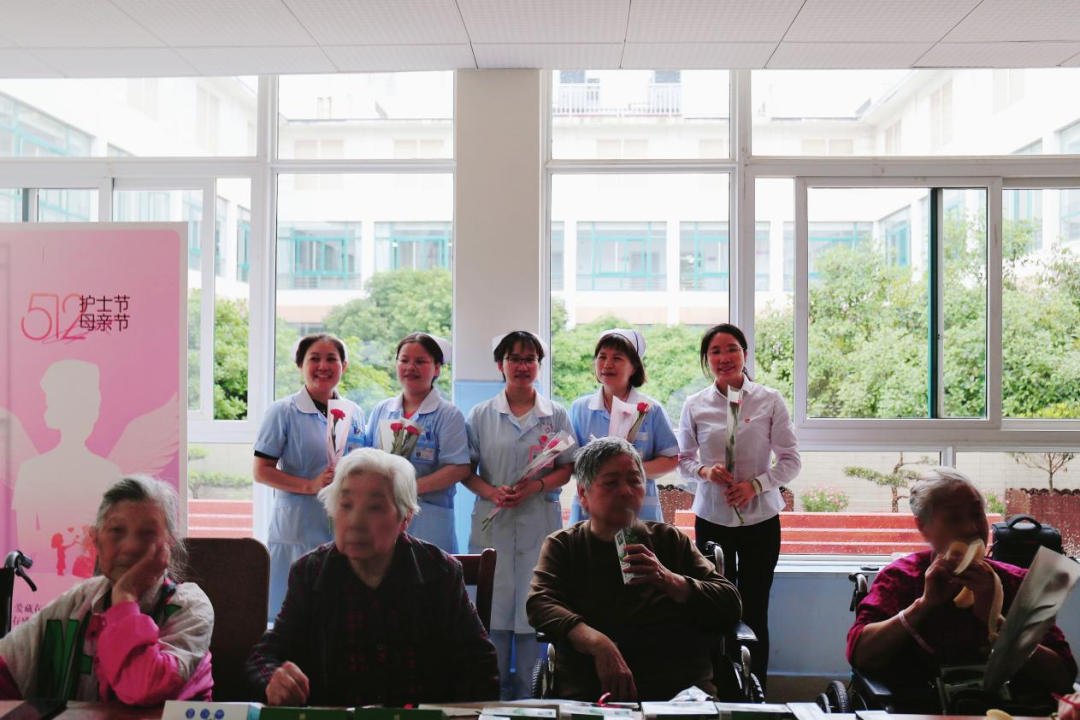 ����ĸ�׽ڡ����ˡ���ʿ�ڡ��� ĸ���紺 ����ͬ��