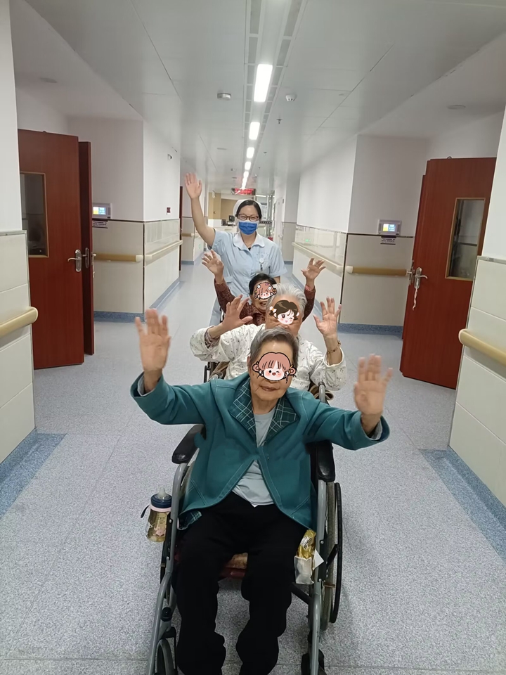 12���ҡ����롰����ͯ���Ļ���˲�䣬С�𳵿�����